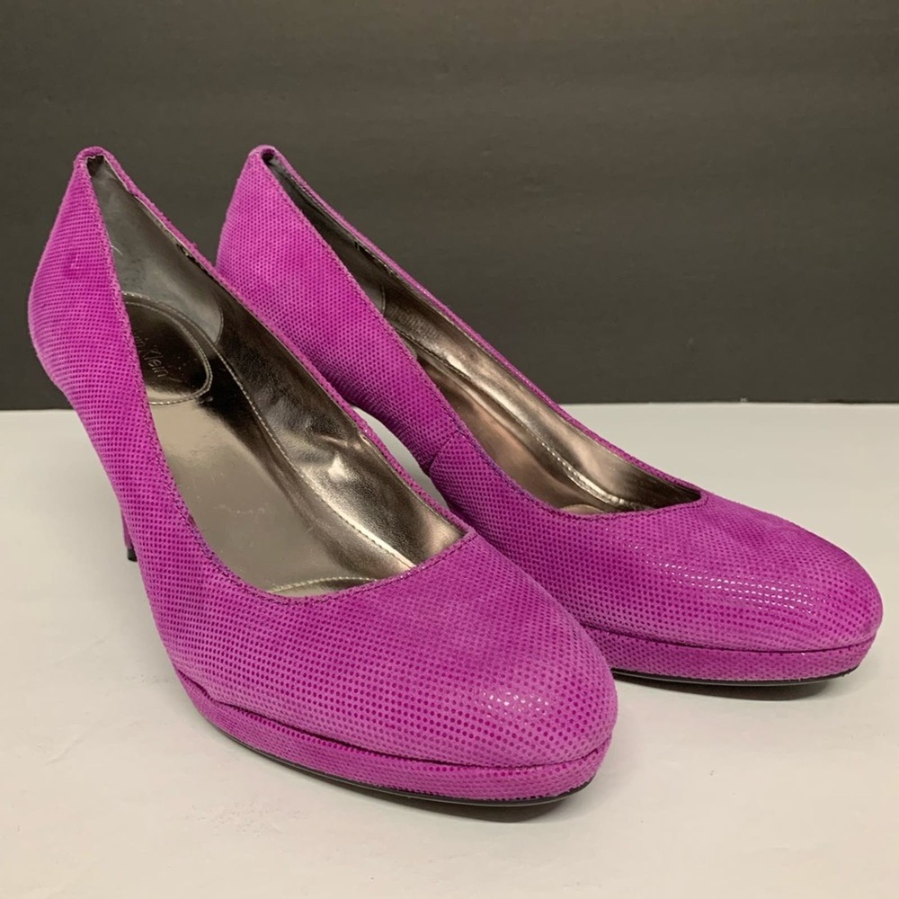 Calvin Klein lightly worn‎ fushia heels size 8M